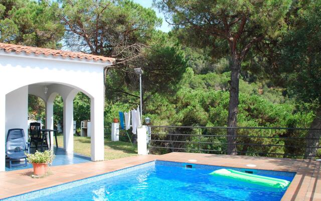Peaceful Villa in Canyelles With Swimming Pool