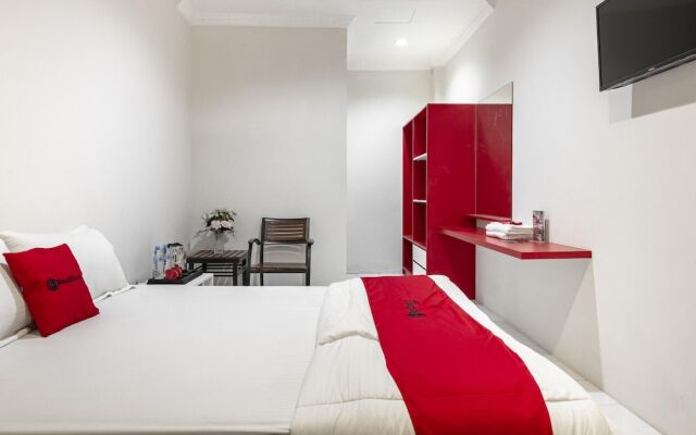 RedDoorz Plus @ Gunungsari Surabaya