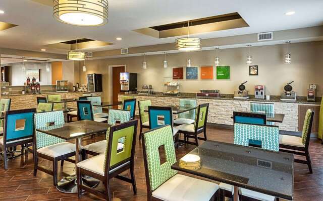 Comfort Suites near Tanger Outlet Mall