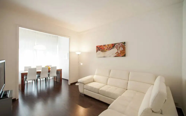 Spacious Apartment in Rome near Sea