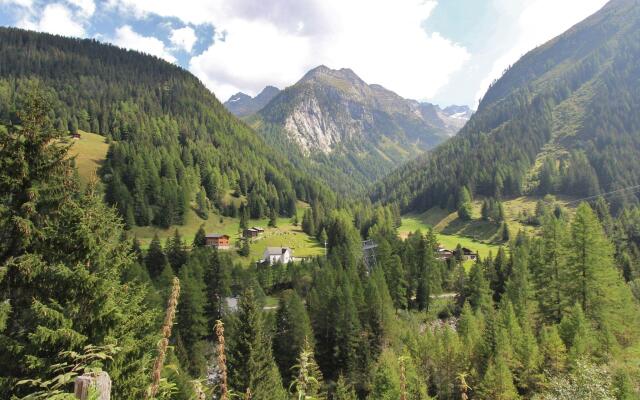 Mountain View Holiday Home in Binntal near Lengtal Deck