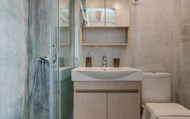 Holiday House, Castellos