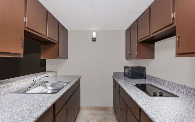 Super 8 by Wyndham Buffalo