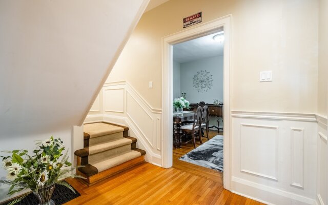 Cozy 5 Bedroom House in Downtown Toronto