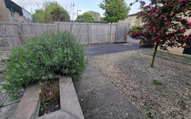 4 Bed 2 Bathroom House with Garden and Parking
