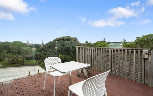 Stroll to the Sea - Te Horo Beach Holiday House – Balcony – Otaki