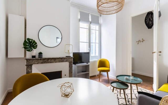 Modern Apartment in City Center for up to 4 Guests!