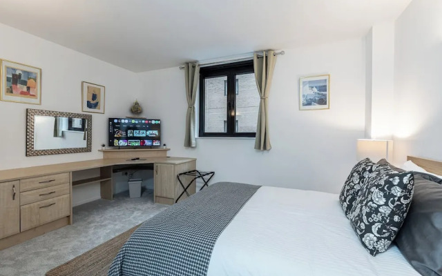 Duplex 2BR 2BA Flat Near Gloucester Rd Station