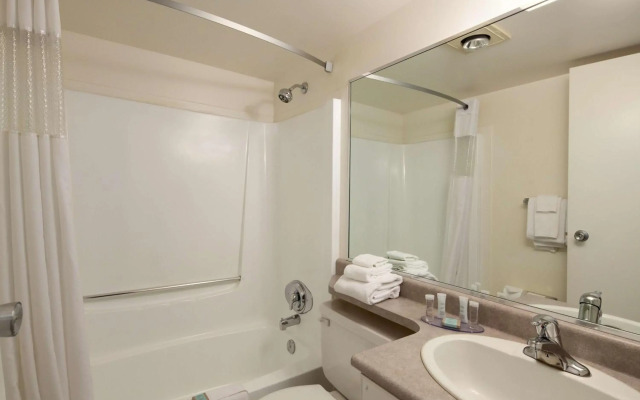 Travelodge by Wyndham Nanaimo