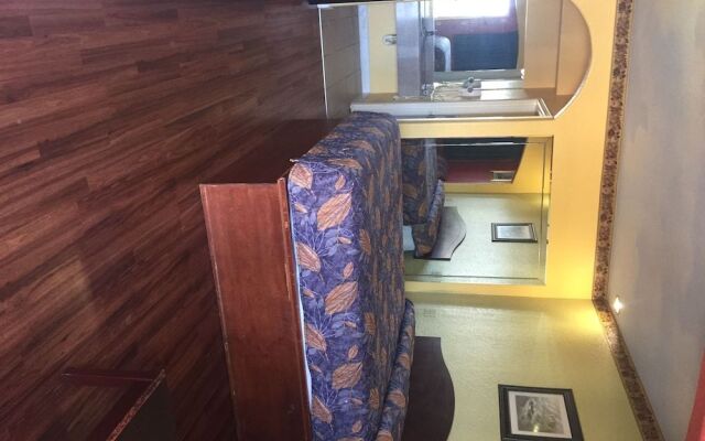 Scottish Inns & Suites Eastex Fwy.