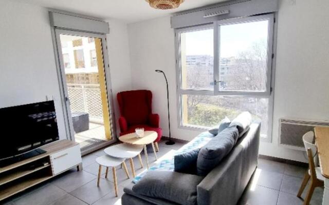 Nice 40m With Wifi Balcon Near The City