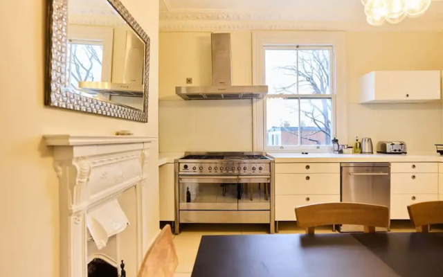 The Peckham Hideaway - Bright 3bdr Flat