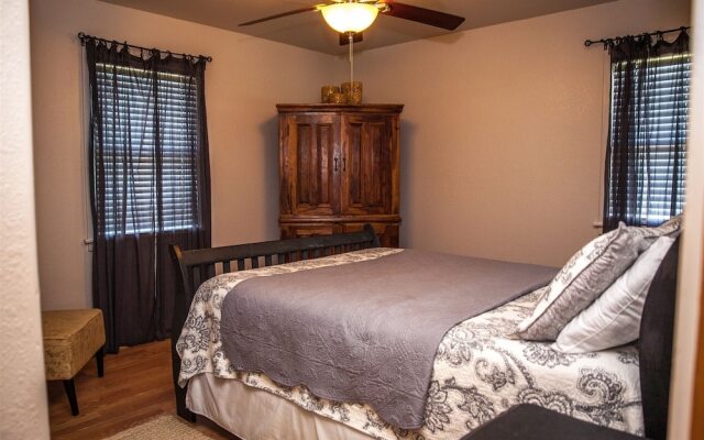 Austin's Pointe 4 Bedroom Cottage by RedAwning