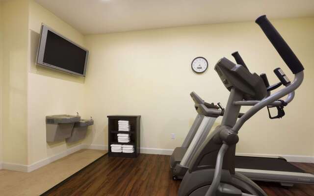 Days Inn & Suites by Wyndham Galveston West/Seawall