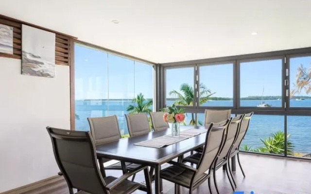 Spacious 4BR Riverfront Getaway in Taren Point