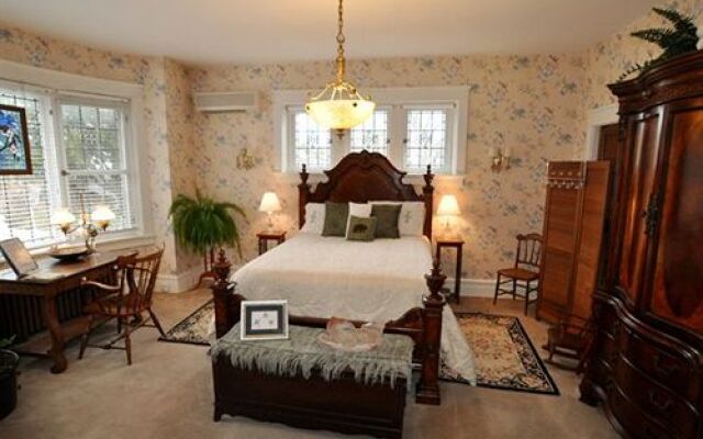 Olde Square Inn B&B