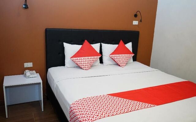 OYO 633 Ren'z Hotel