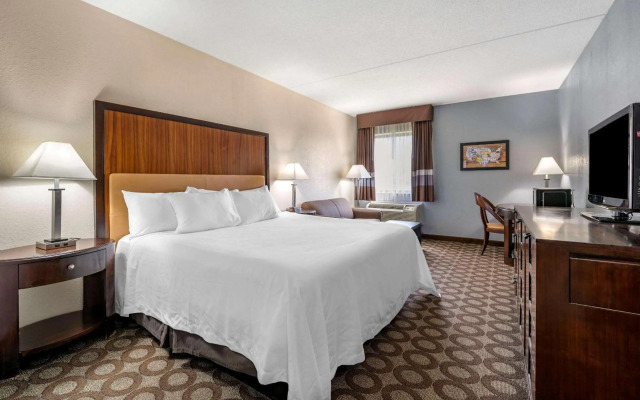 Econo Lodge Inn & Suites