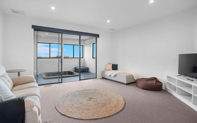 Mornington Esplanade Beachfront & SPA by Rss