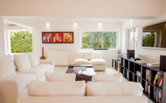 Deluxe 5 Bdrm Villa w Pool Next to the Beach