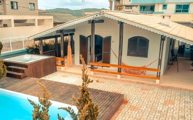 Piscina e jacuzzi a poucos metros do mar.