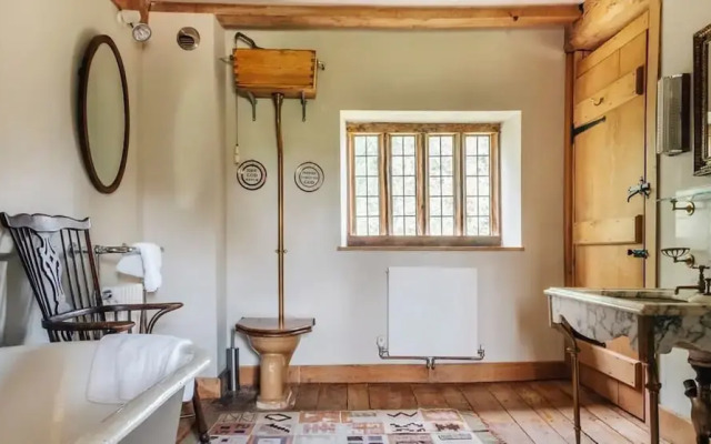 Lavish Tudor Hall Gardens - Sleeps 14