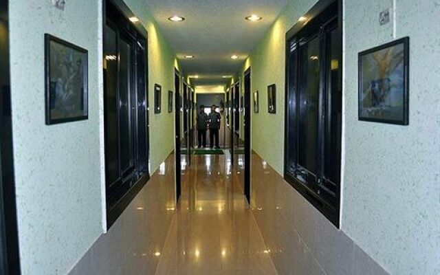 OYO 36061 Om Residency