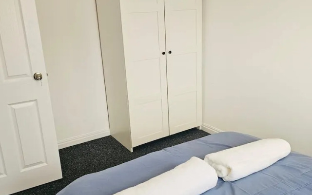 Stylish 3 Bed Home Parking City centre