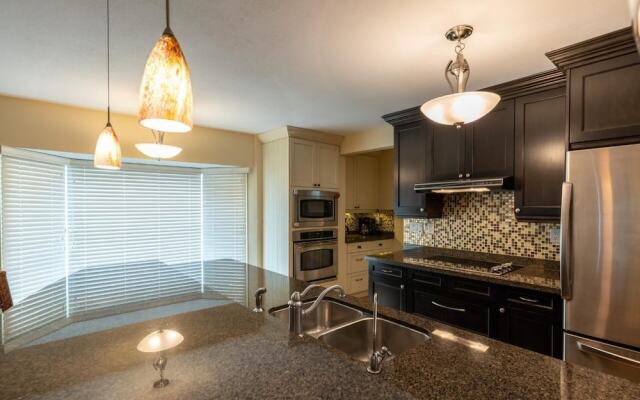 LUXURIOUS 5,500 sqft Home: 5 Br/5 Ba | PRIVATE Pool & Hot Tub | STEPS to Beach
