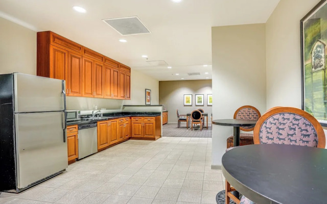 Luxe Condo w/ Private Patio & Perks in Emeryville!