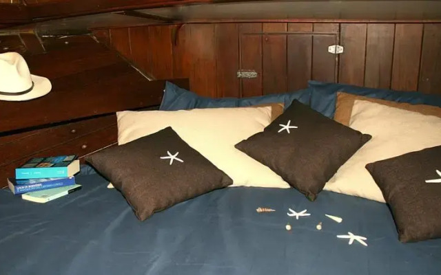 Boat Sea Dreams Charter