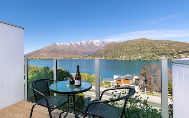 Gorgeous Lake & Mountain View Apartment