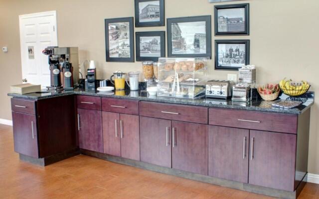 Luxbury Inn & Suites