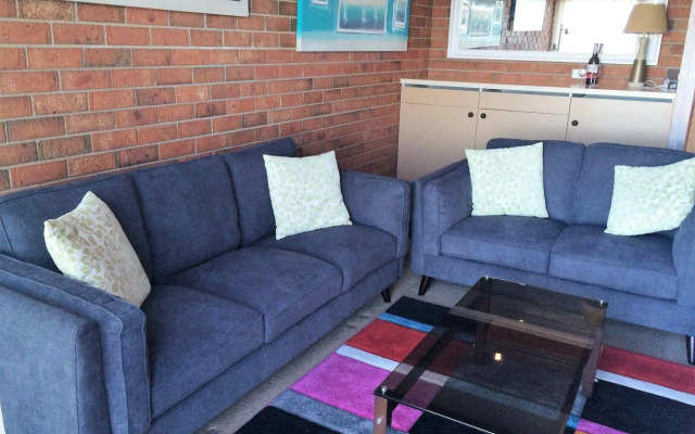 Pacific Heights Holiday Apartments and Munn’s Tower House