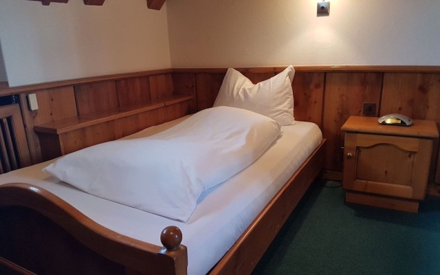 Hotel zum Kreuz – Guest Rooms – Suhr