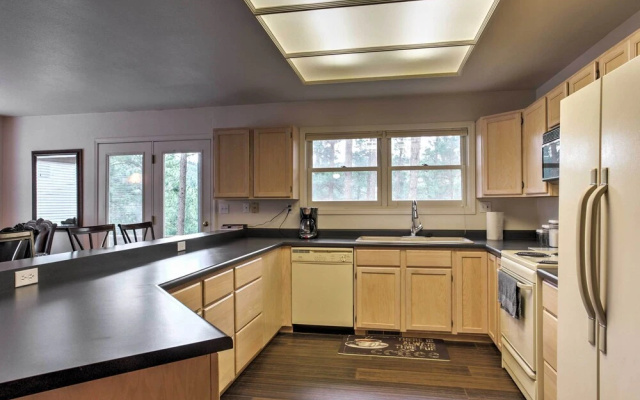 Spacious Hideaway in Ruidoso w/ Multi-level Deck!