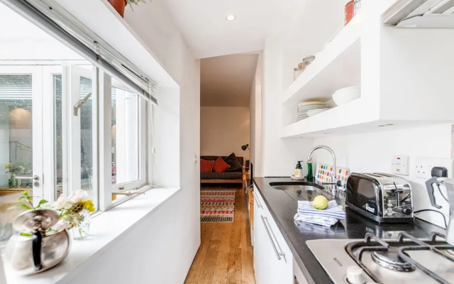 Modern Holland Park apartment