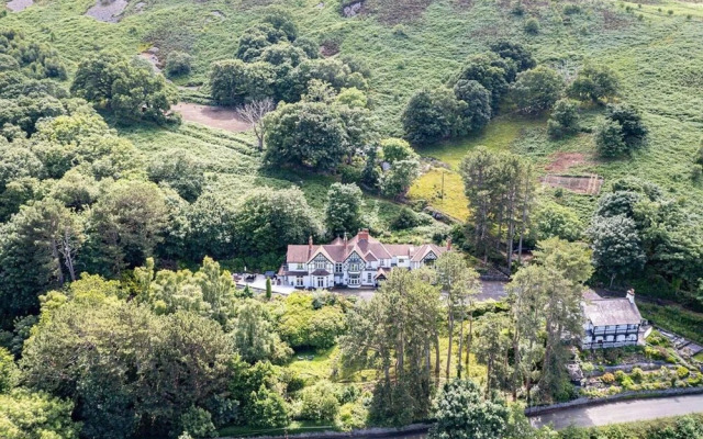 Delightful Holiday Home With sea Views and Hot Tub