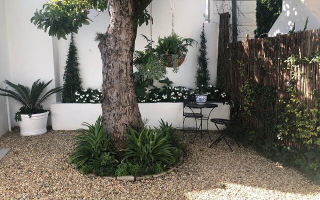 Central Claremont Garden Apartment