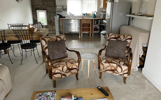 Seaviews oodles of charm sleeps 5 with guest beds