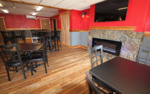 Blackstone Lodge & Suites