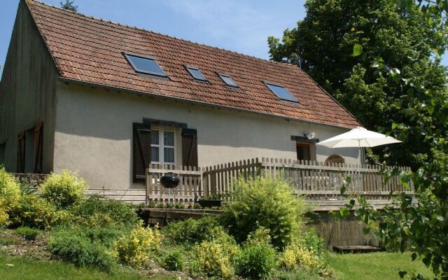 Fantastic Holiday Home With Large Garden in Cultural Surroundings of Saint-ay