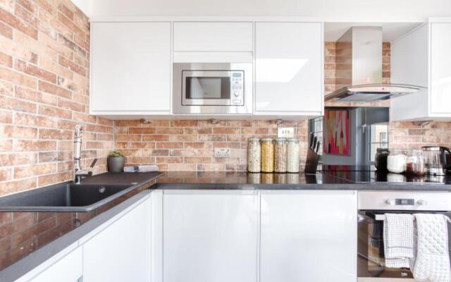Central Bright 3 Bed Flat with Pool & Parking