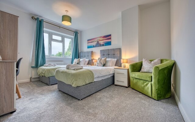 Modern 3 Bedroom 2 Bath Hse with Parking