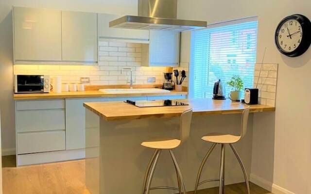 Luxury 2 bed Apartment Golden Triangle w Parking