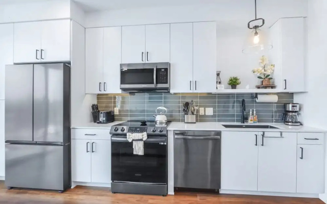 Chic Condo Minutes to Downtown, Gruene, & More