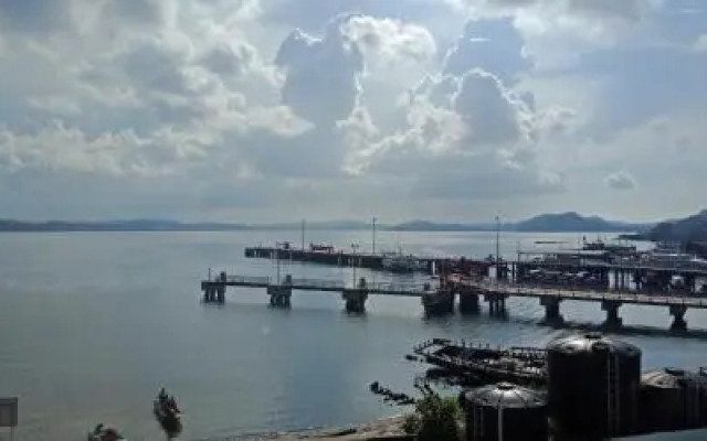 The Upper Deck Hotel