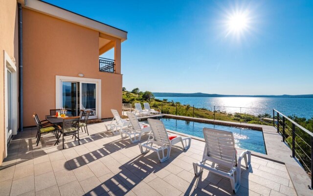 Amazing Home in Novigrad With 5 Bedrooms, Wifi and Outdoor Swimming Pool