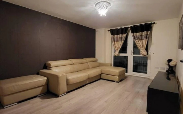 Lovely 4 Bedroom Home With Private Parking