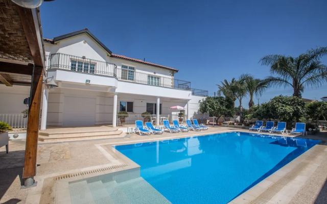 Papas Family Villa With Private Pool Wheelchair Accessible